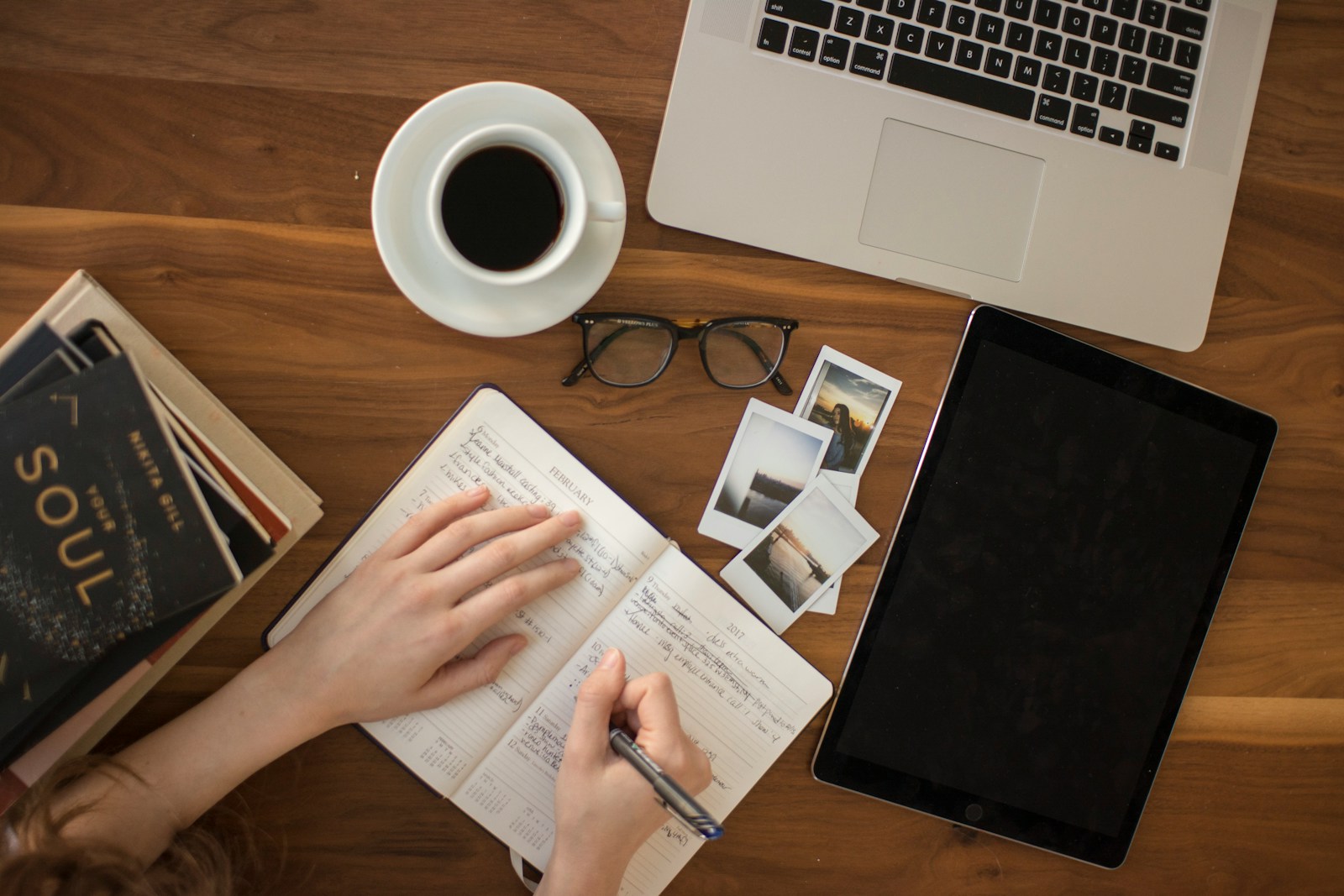 La préparation ne se voit pas dans le message final, mais c'est elle qui le rend court. Photo Thought Catalog, Unsplash.