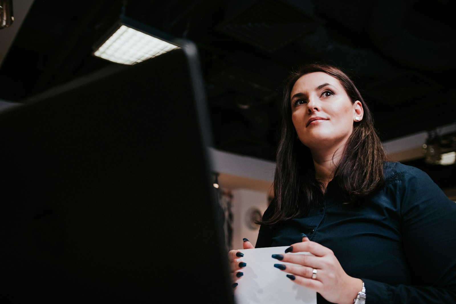 Ce qui ressemble à un vide est, de l'autre côté de la table, un temps de travail. Photo Andreea Avramescu, Unsplash.